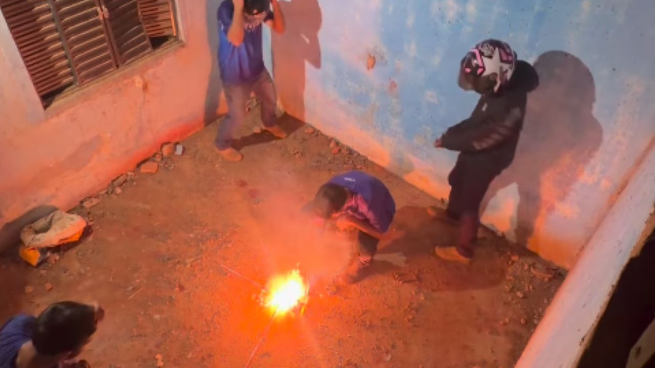 Fogos de artifício dentro de quarto fechado transformam brincadeira entre amigos em caos; assista ao vídeo
