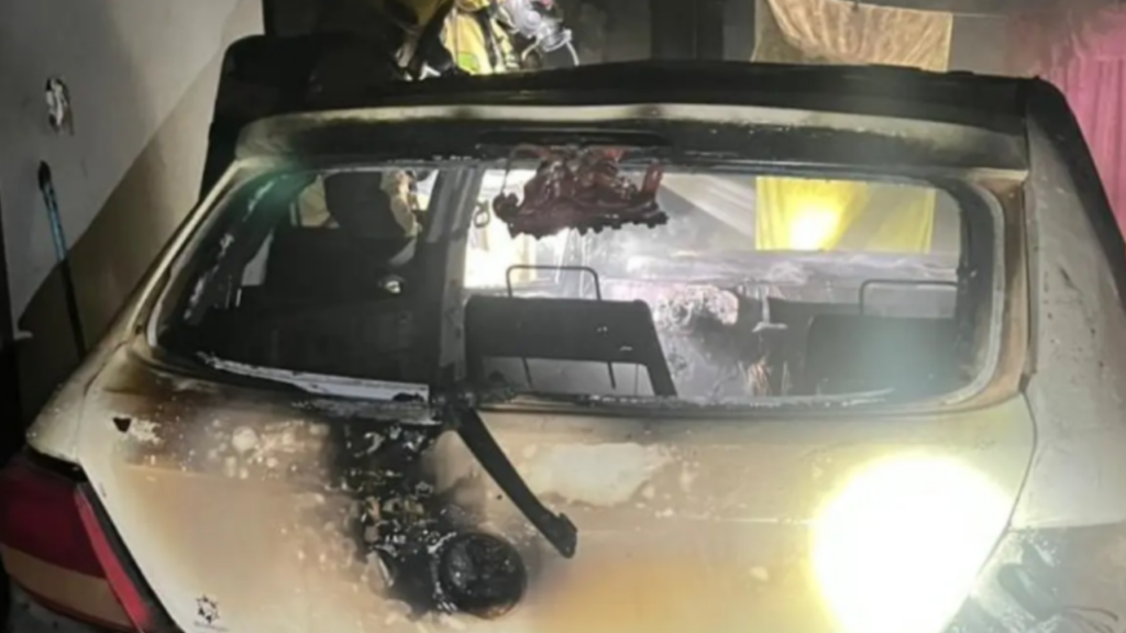 Carro pega fogo dentro de garagem de casa durante madrugada em Rio Verde