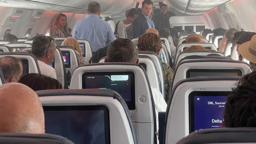 Carregador portátil explode em voo da Aeromexico e provoca incêndio. Veja vídeo
