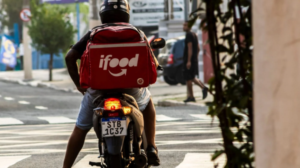 Motoboy é alvo de xingamentos após recusar entrega dentro de condomínio em Niterói ; assista ao vídeo