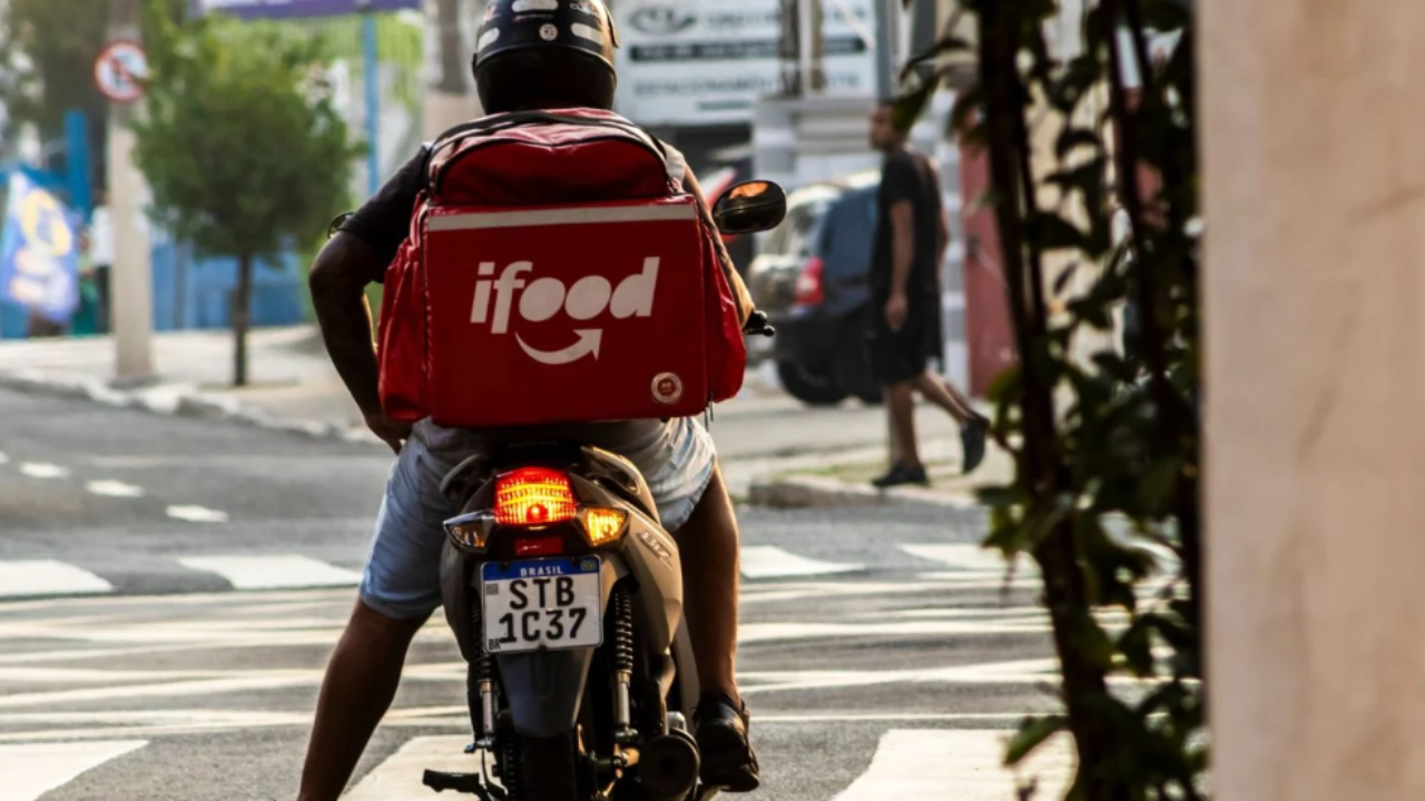 Motoboy é alvo de xingamentos após recusar entrega dentro de condomínio em Niterói ; assista ao vídeo