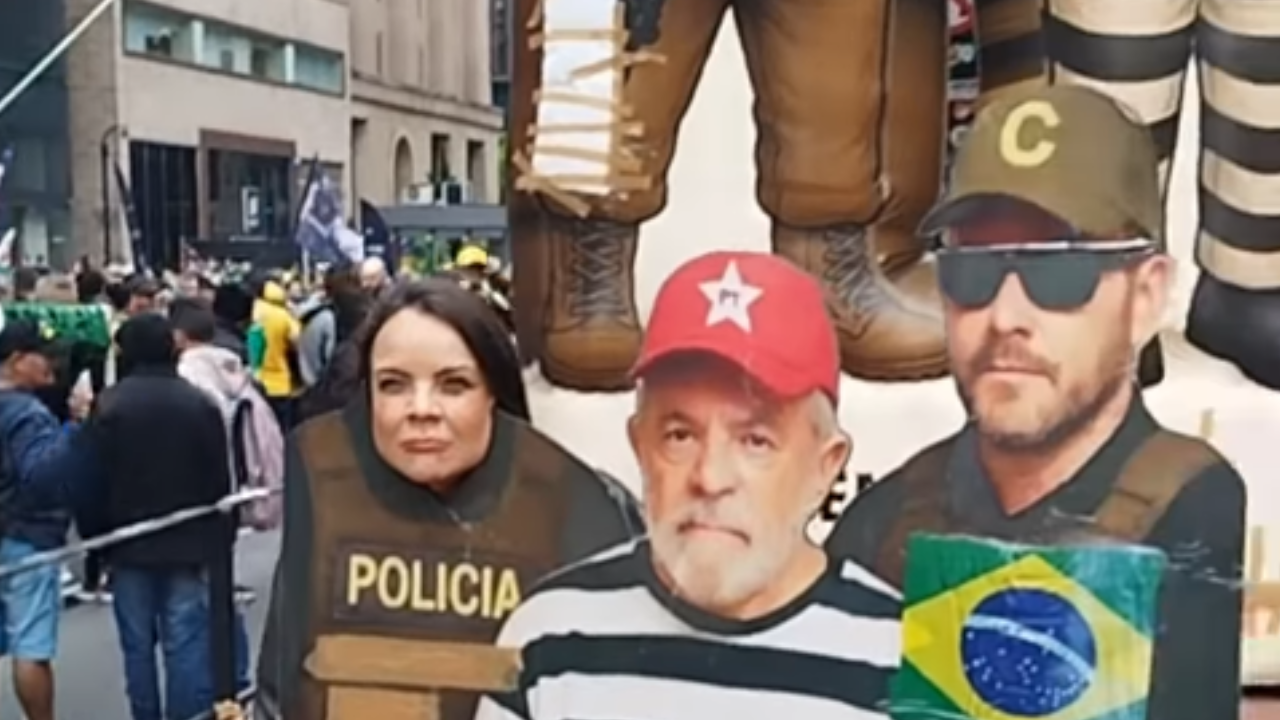 Vídeo: Apoiadores de Flávio Bolsonaro transformam ato na Paulista em cenário de provocação contra Lula