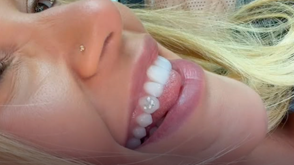 Virginia Fonseca transforma a própria inicial em novo detalhe de luxo no sorriso