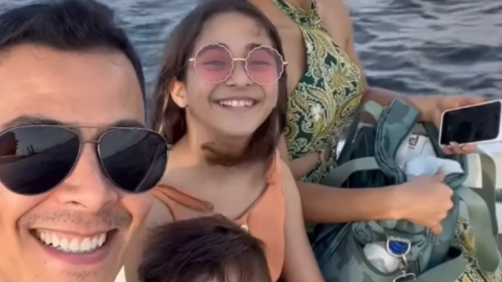 Pai usa chocolate como truque para garantir sorrisos em foto de família; veja vídeo
