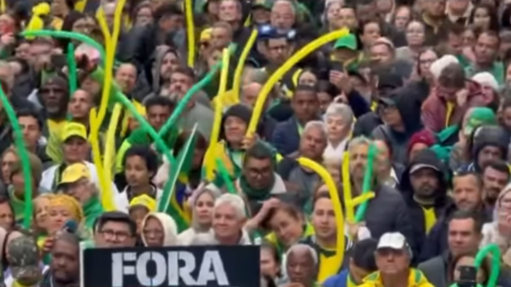 Vídeo: Atos de 7 de Setembro ganham força na Paulista com boneco de André Mendonça em destaque