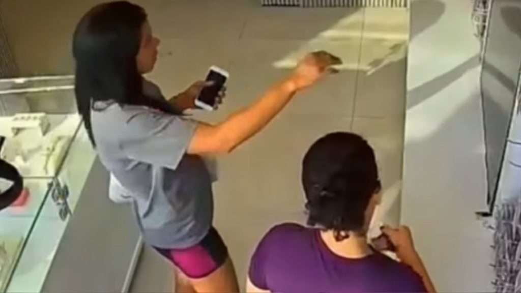 Vídeo: Mulher é flagrada por câmeras ao furtar mais de R$ 4 mil em joias de loja em Aparecida