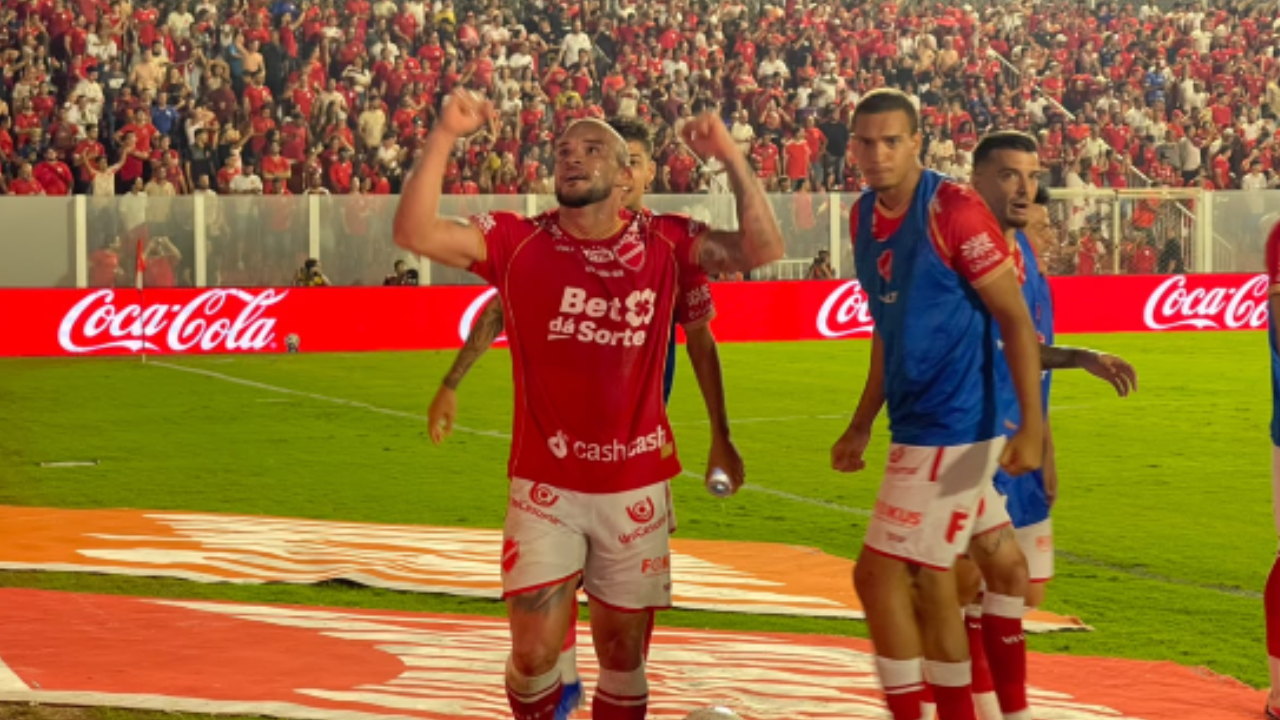Vila Nova domina clássico, vence Goiás por 2 a 0 e ganha força na luta pelo acesso à Série A