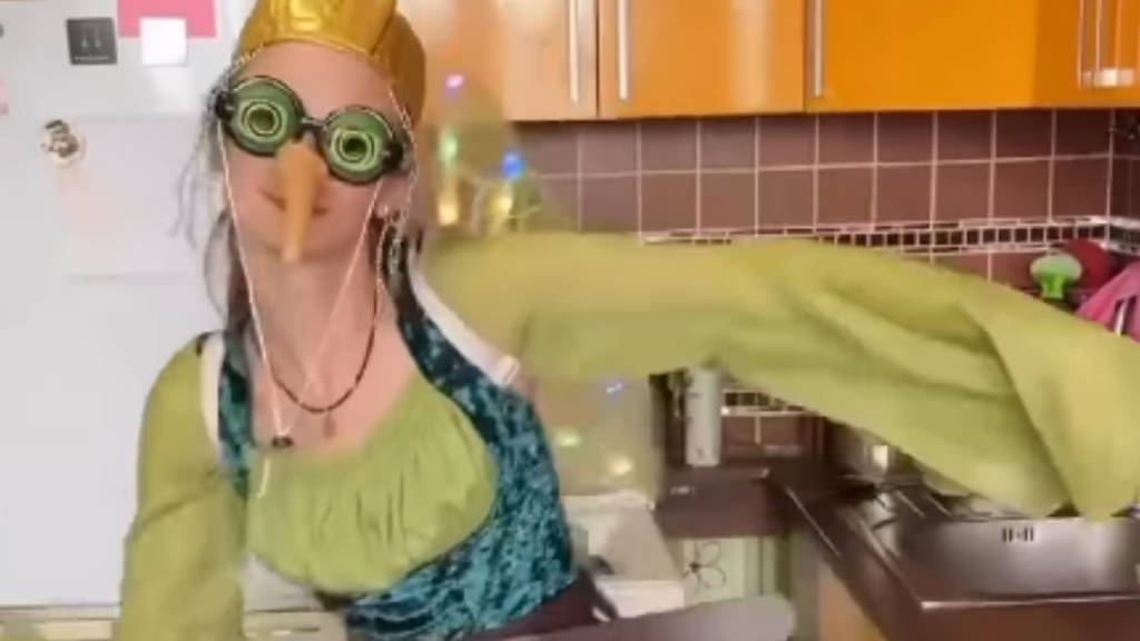 Conheça mulher que transforma “mosquito da dengue” em personagem de dança; veja vídeo