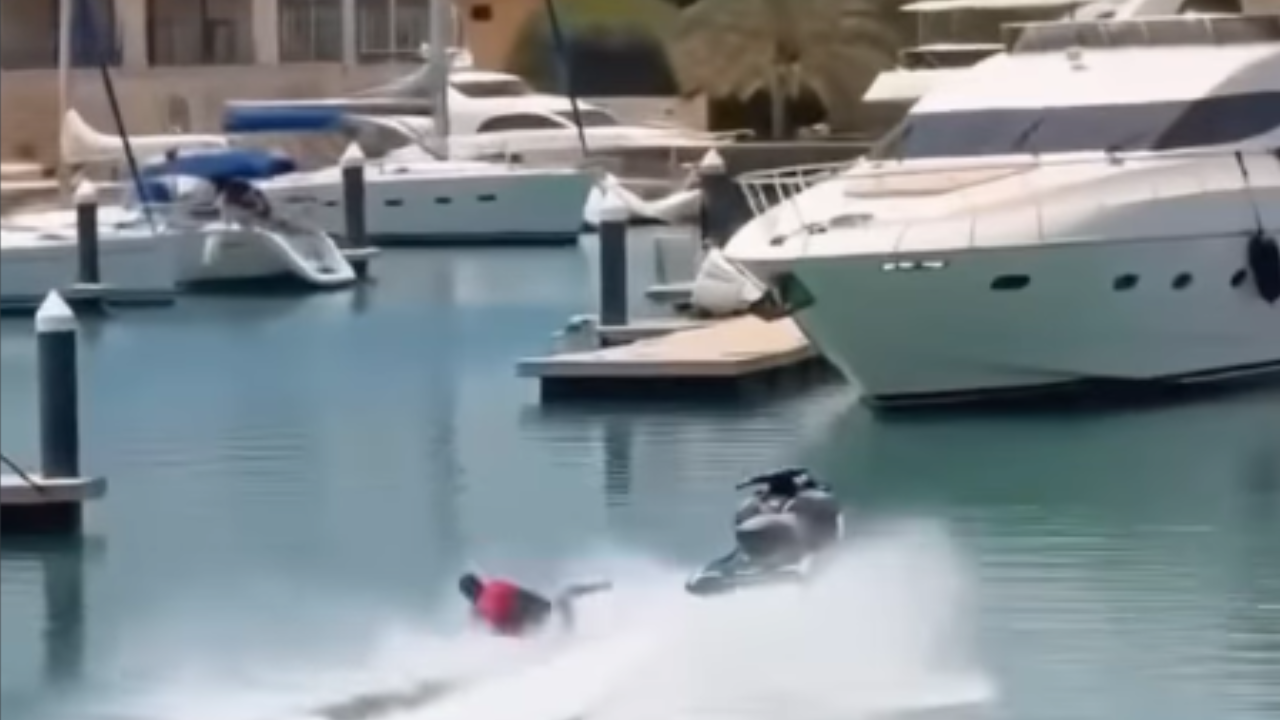 Vídeo: Jet ski avança sem controle, atinge embarcação parada e assusta homem com tamanho do prejuízo