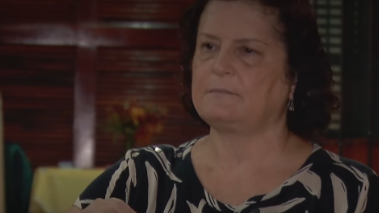 Vídeo: Mãe de Isabelle Caracristi recebe certidão de óbito da filha e lamenta sonho interrompido no Direito