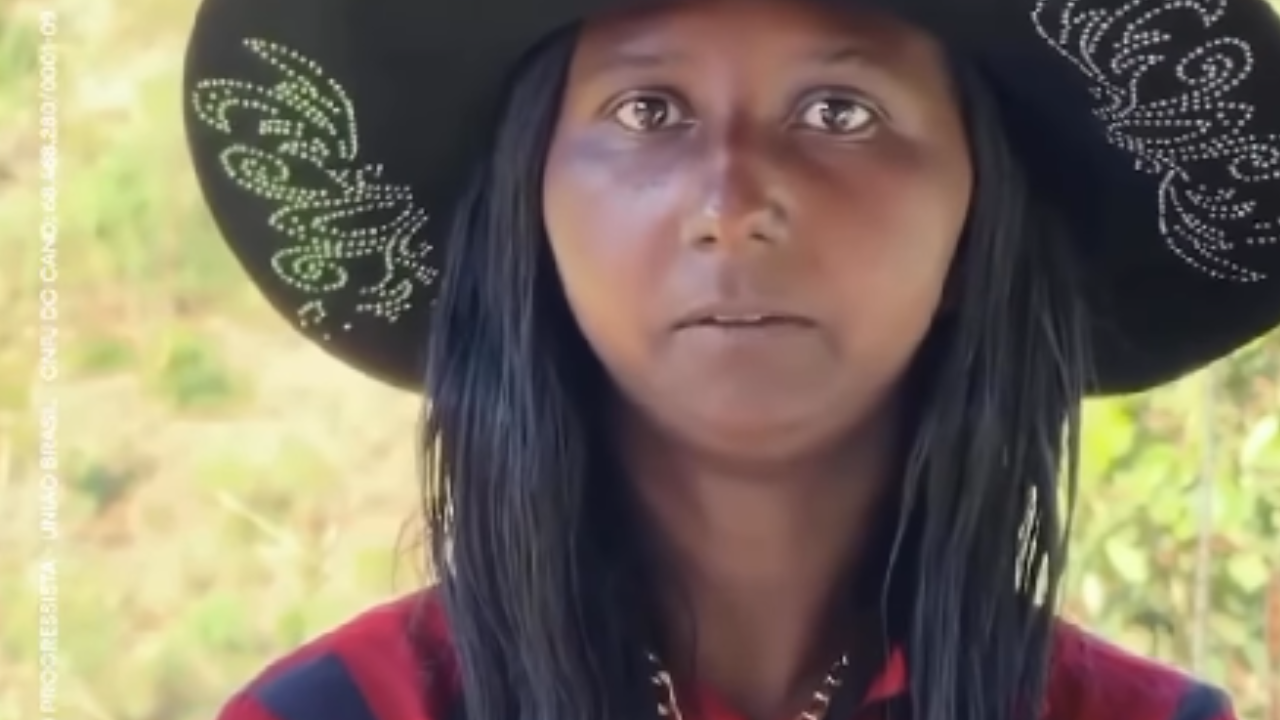 Menina da Bota responde a críticas e canta o Hino Nacional em vídeo nas redes; assista ao vídeo