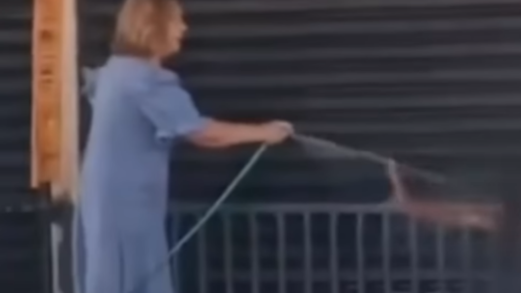 Vídeo: Homem é retirado de calçada com jato de água em cena que gera debate nas redes