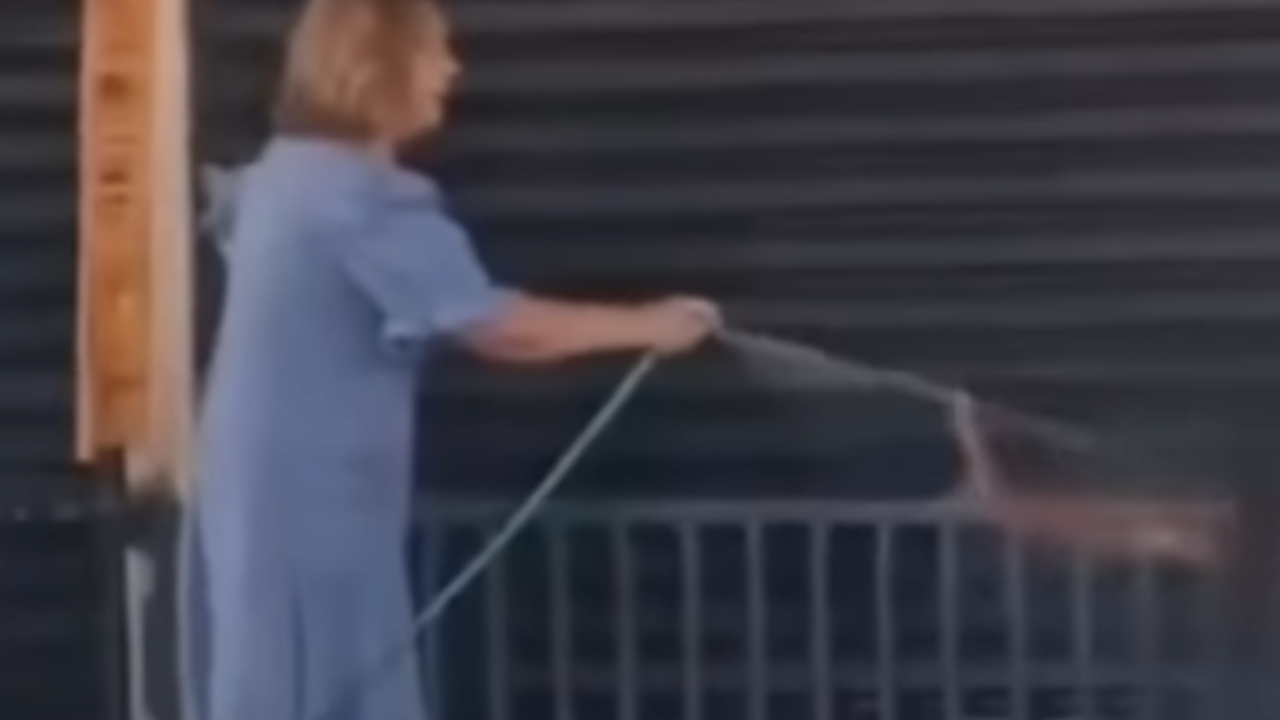 Vídeo: Homem é retirado de calçada com jato de água em cena que gera debate nas redes