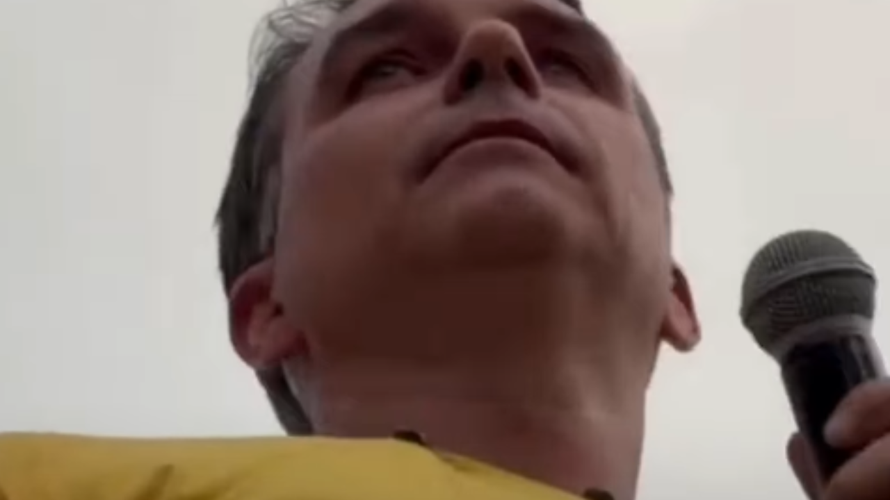 Vídeo: Flávio Bolsonaro aciona PM após ovos atingirem carreata durante ato em Goiás