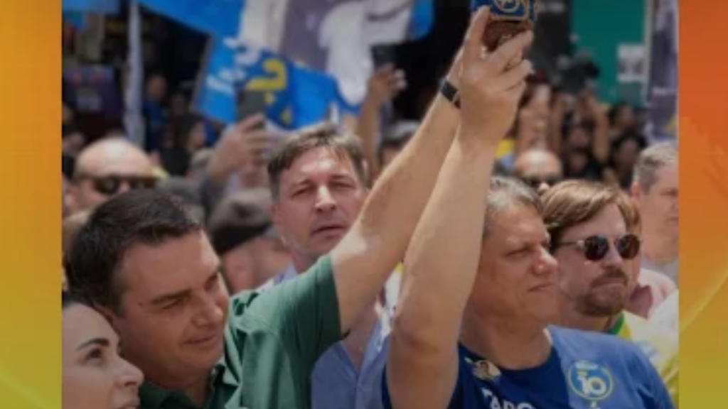Vídeo: Flávio Bolsonaro ergue boneca de Nossa Senhora Aparecida em podcast e gesto ganha análise