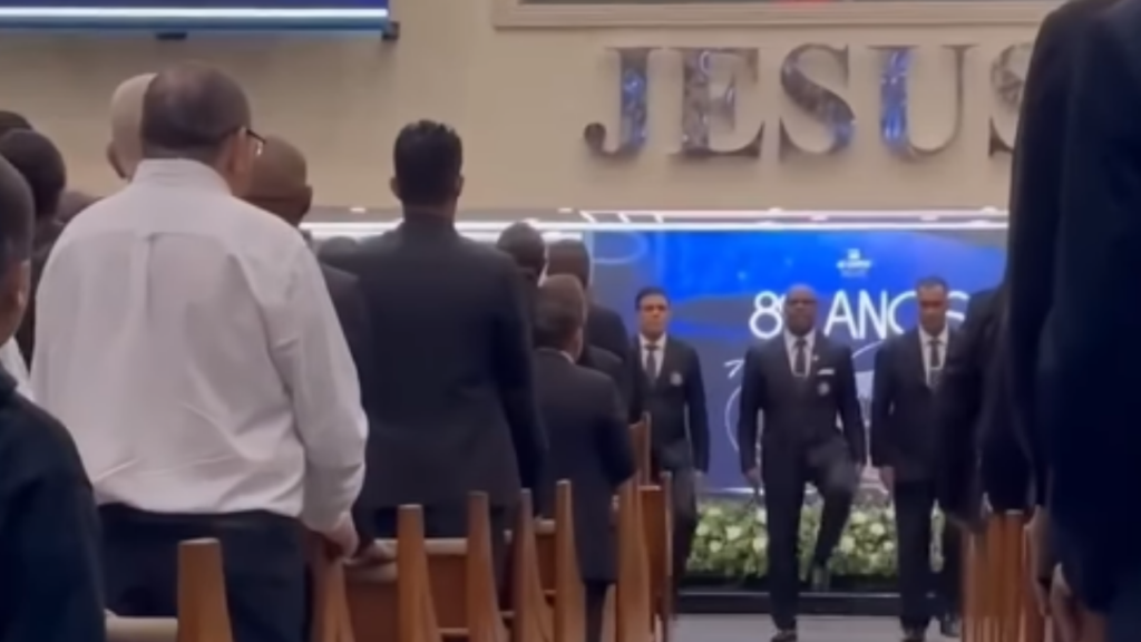 Varões marcham dentro de igreja ao som de dobrado militar durante comemoração; veja vídeo