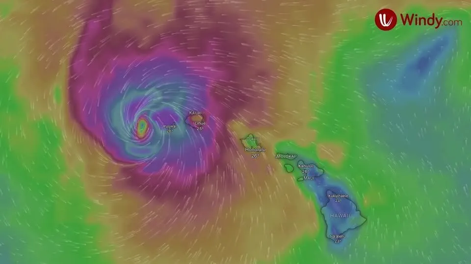 Furacão Lowell provoca apagões, alagamentos e alerta de tornado no Havaí