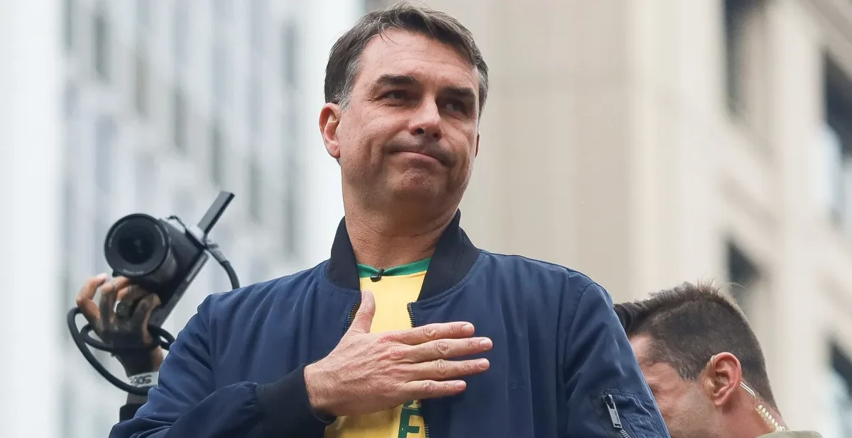 Flávio Bolsonaro aparece à frente de Lula em cenário de 2º turno, aponta BTG/Nexus