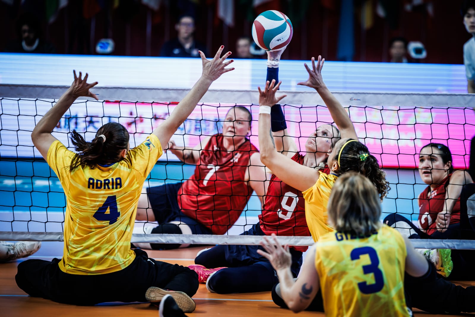 Vôlei sentado leva esporte paralímpico ao Parque Jardim Botânico em Goiânia