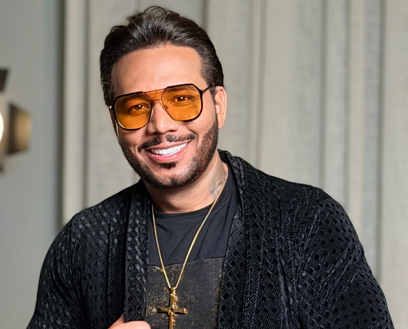 Ravelli inicia nova fase musical com “Amor à Primeira Bebida”