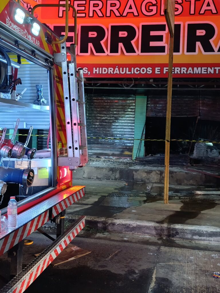 Vídeo: Incêndio destrói ferragista e causa danos em comércios no Morada do Sol, em Goiânia