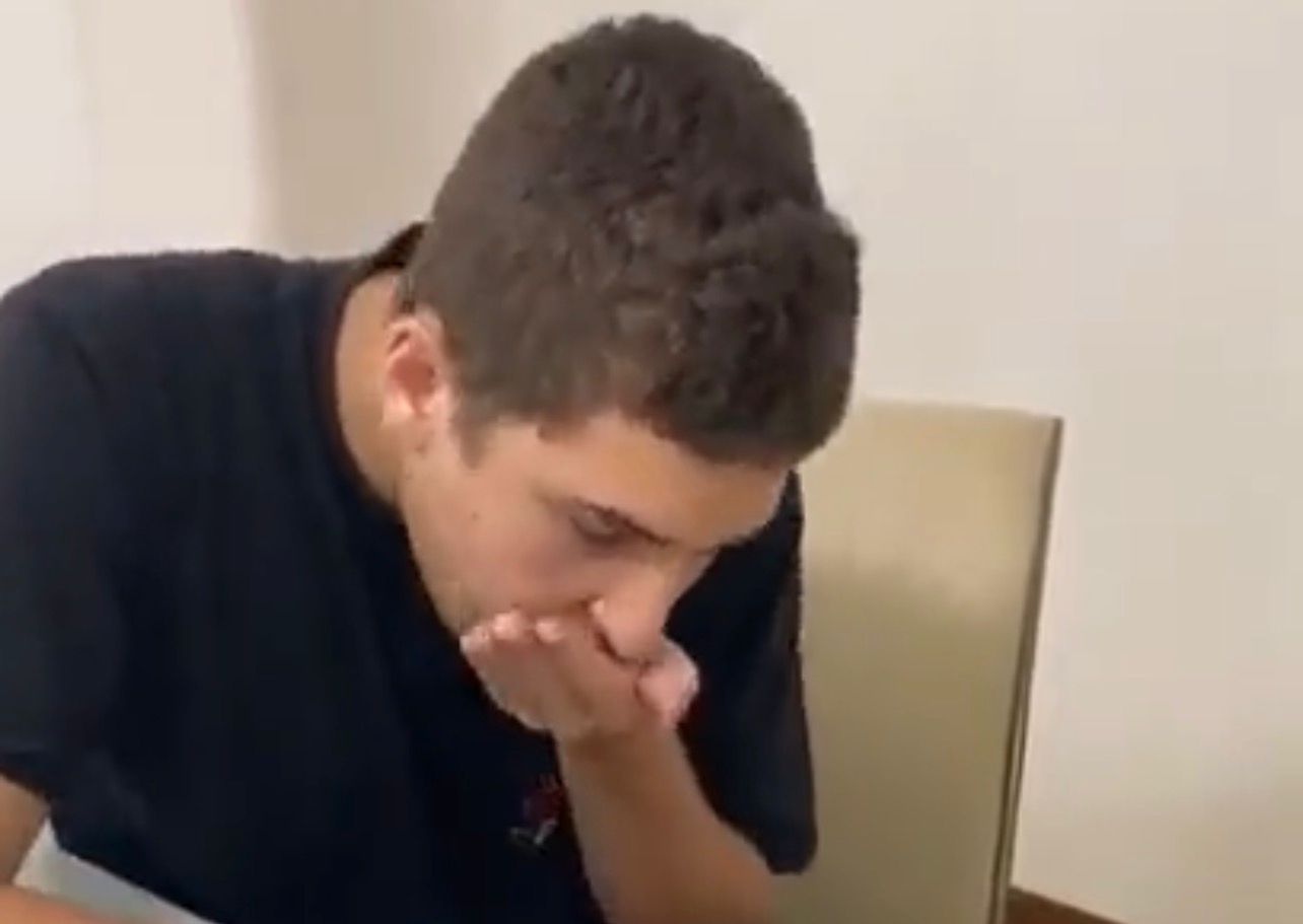 Vídeo em que pai força filho a comer maconha viraliza e reacende debate sobre legalização