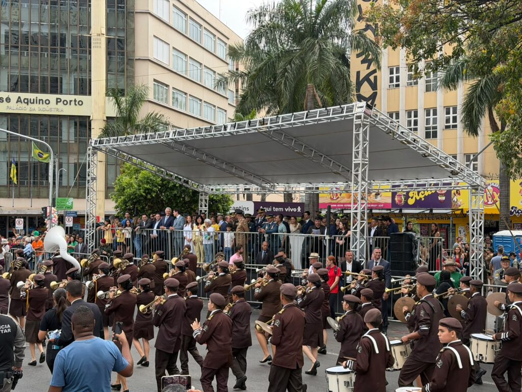 Desfile cívico-militar reúne mais de 15 mil pessoas no centro de Goiânia