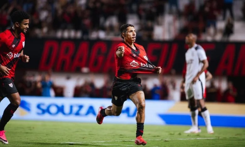 Atlético-GO supera expulsão, bate Ceará no Accioly e encosta no G6 da Série B