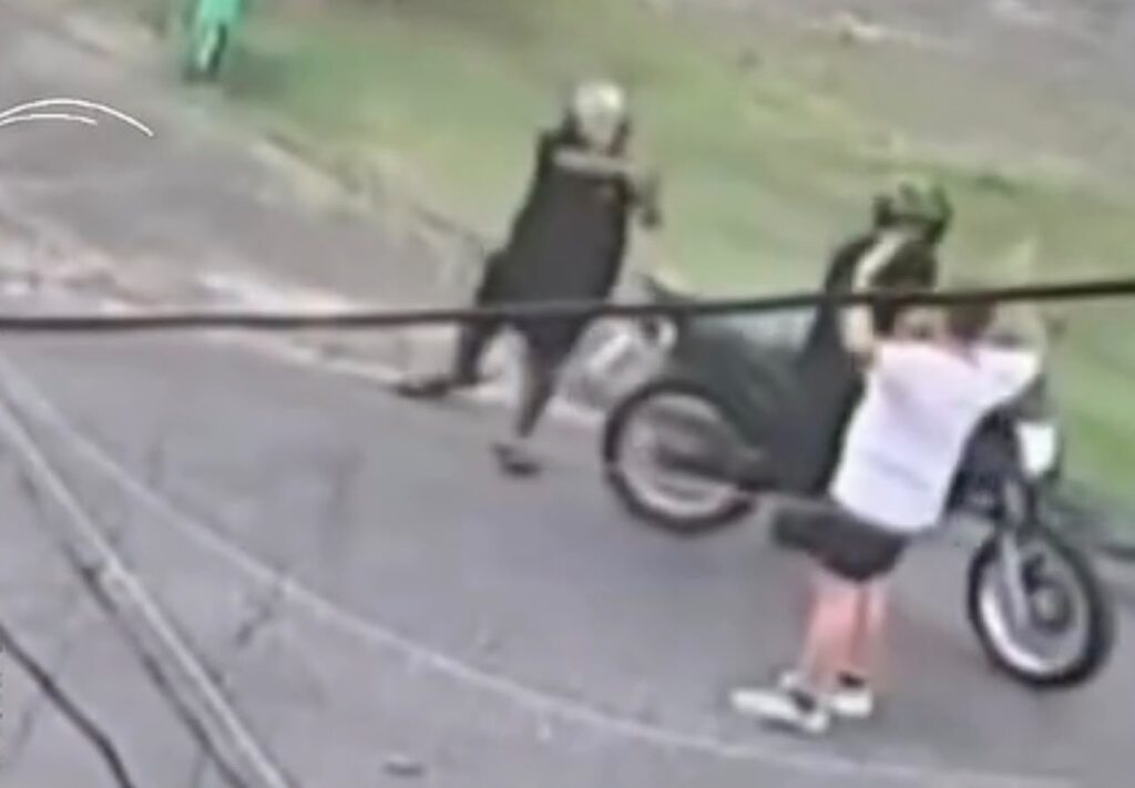 Policial à paisana intervém em assalto, mata um suspeito e outro foge em motocicleta