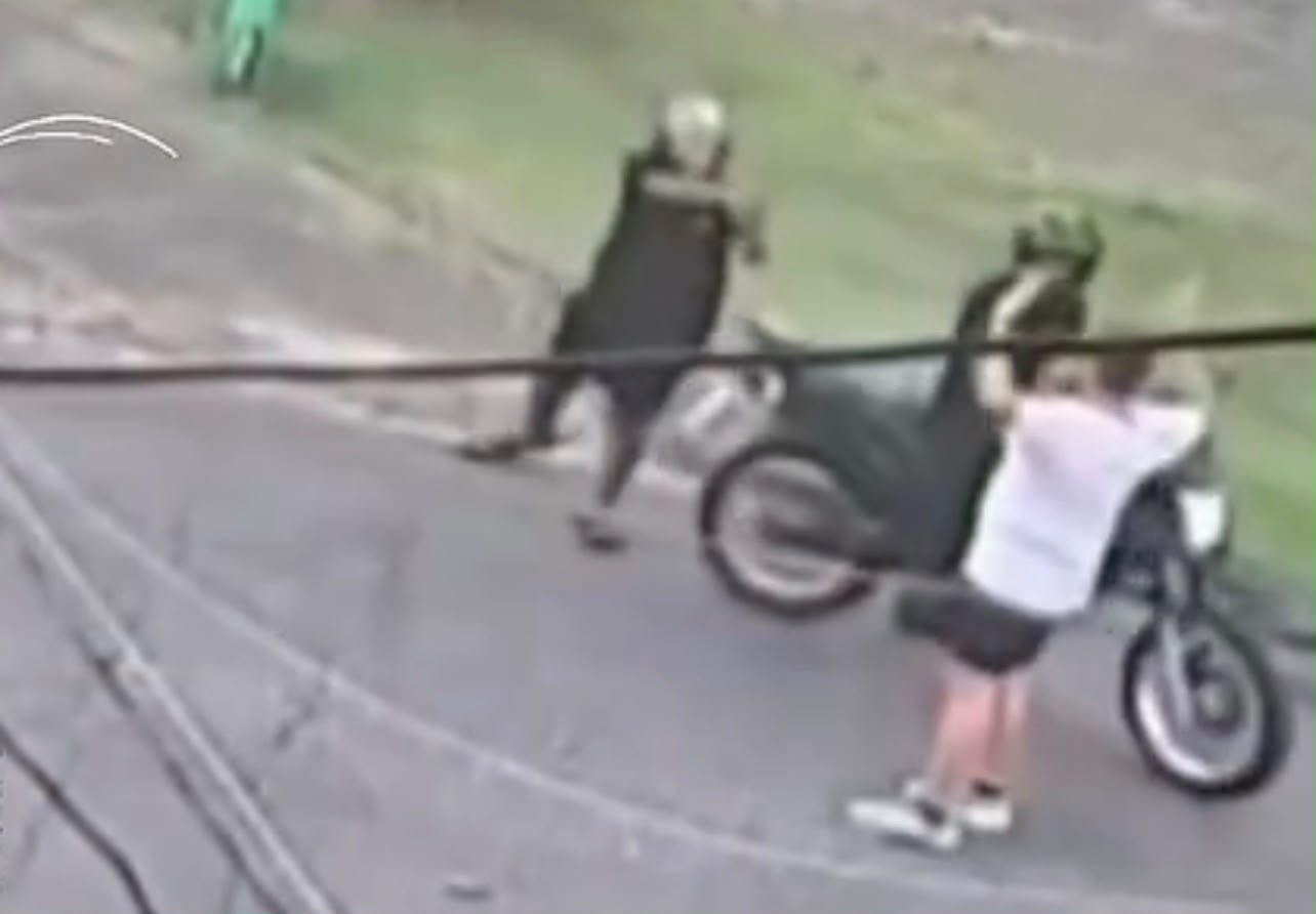 Policial à paisana intervém em assalto, mata um suspeito e outro foge em motocicleta