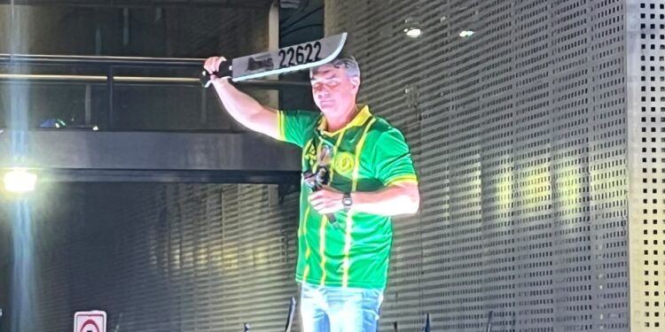 Flávio Bolsonaro defende castração química com facão no palanque durante comício no Recife