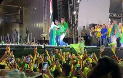 Flávio Bolsonaro dança "Passinho do Jamal" durante agenda de campanha no Recife