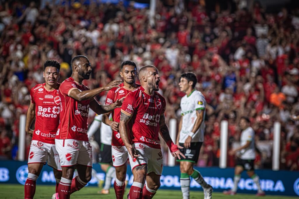André Luís decide, Vila Nova bate América-MG e dorme na liderança da Série B