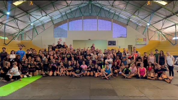 Equipe Pinguim reúne alunos em aulão de Muay Thai e ação solidária em Goiânia
