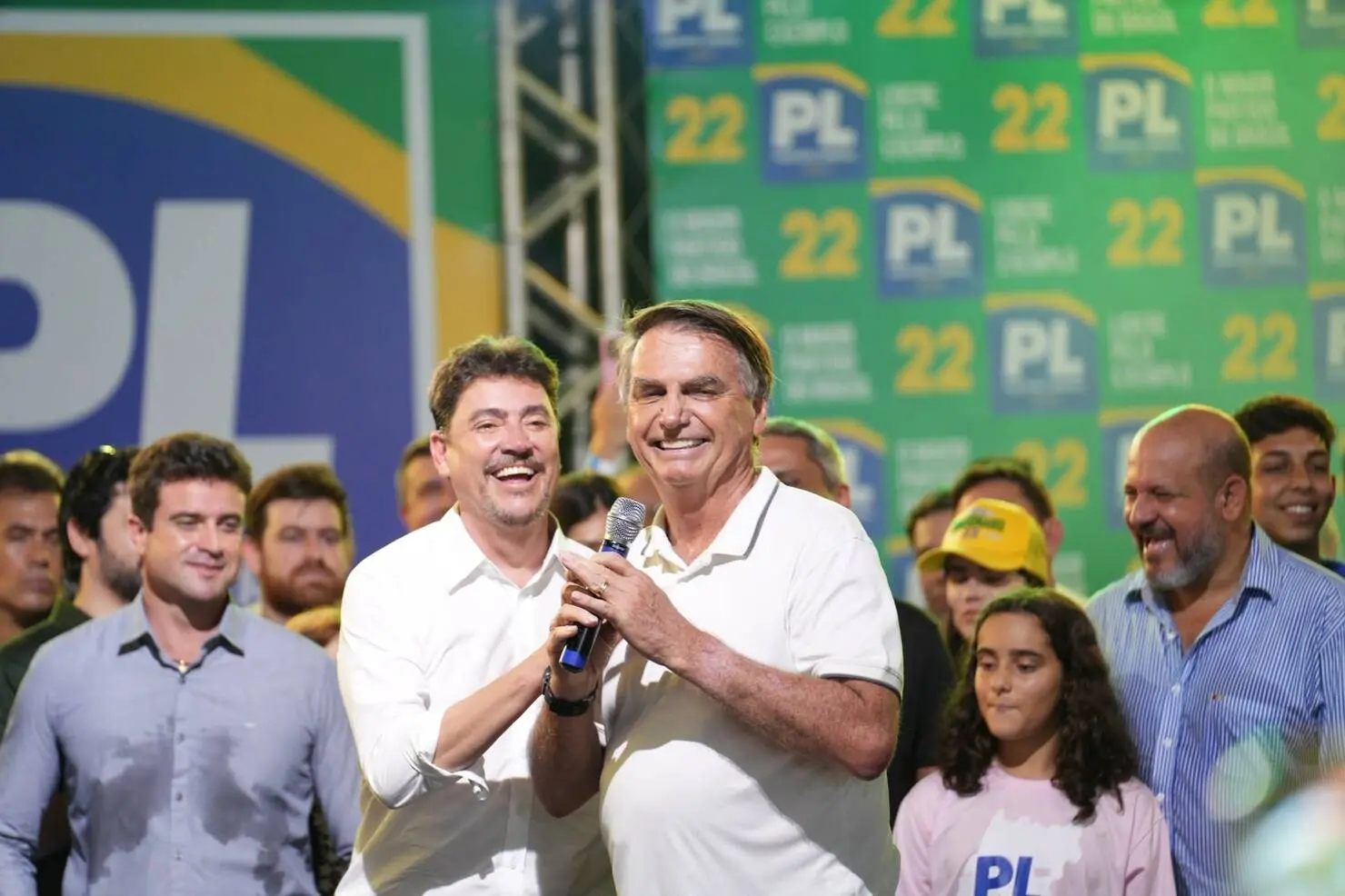 Justiça Eleitoral manda Wilder Morais retirar banners com Bolsonaro das ruas em Goiânia