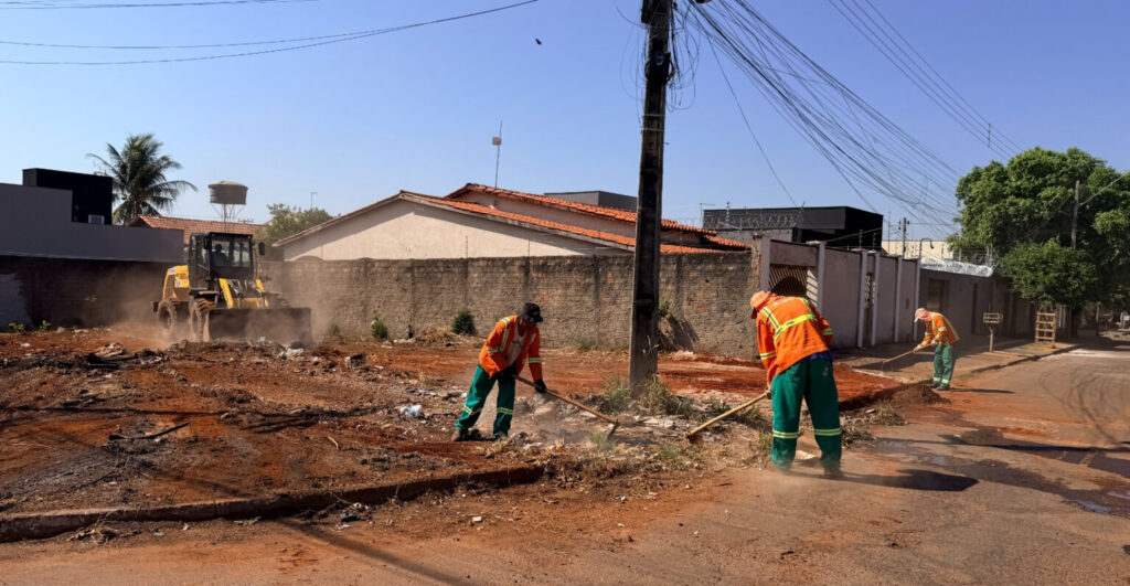 Comurg limpa lotes autuados pela fiscalização nos setores Sul, Jardim América e Pedro Ludovico