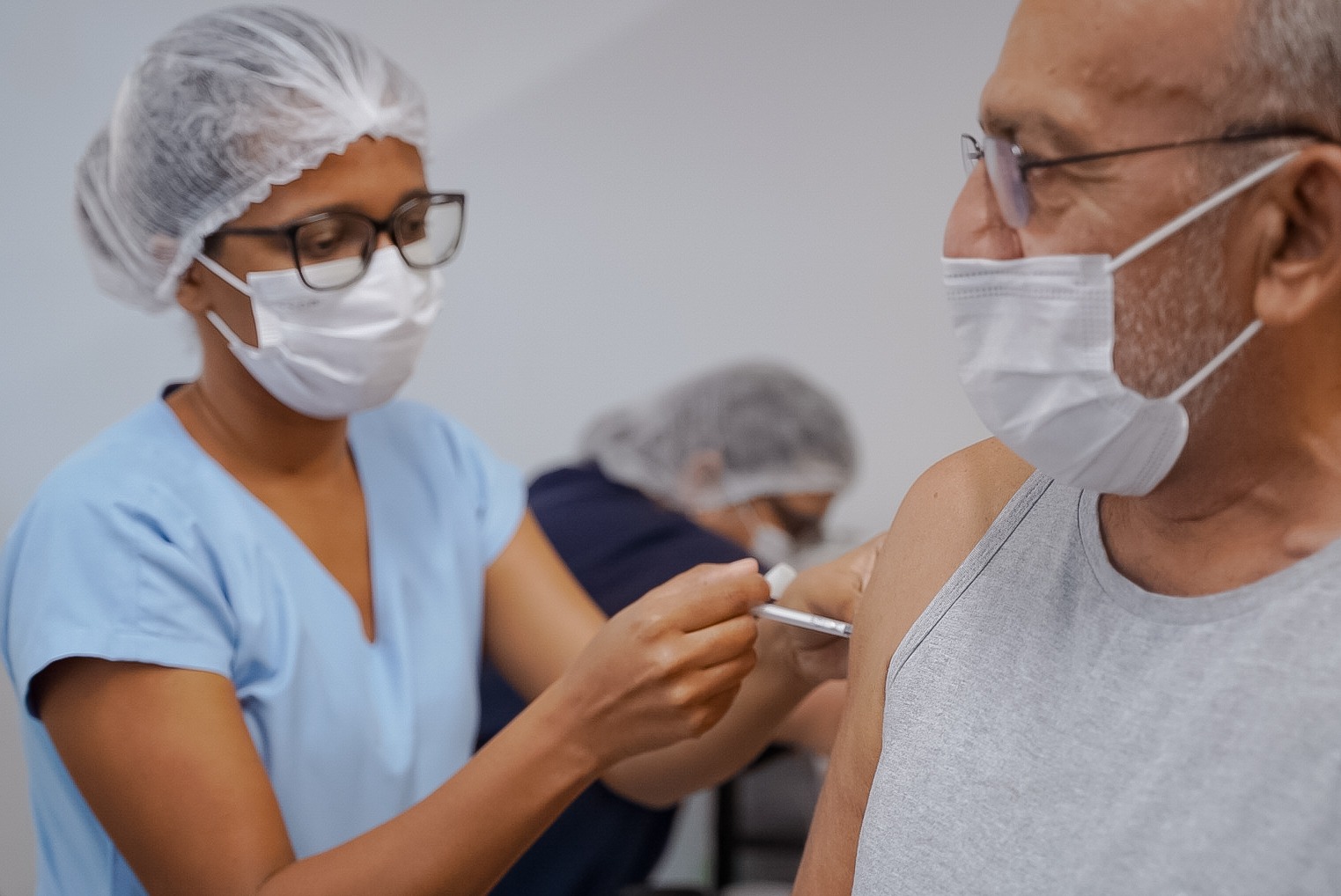 Goiás inicia distribuição da vacina Pneumo 20 para idosos com 85 anos ou mais
