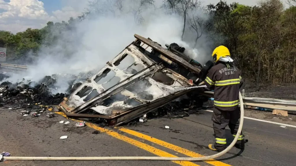 Acidente na BR-153 deixa motorista morto após veículo pegar fogo em São Luiz do Norte (GO)