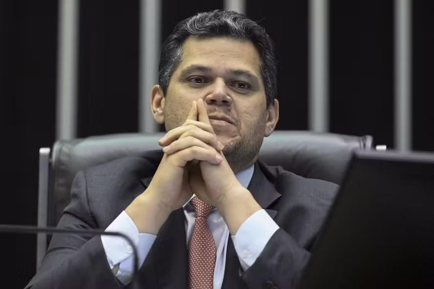 Alcolumbre responde a oposição e revela que pediram R$ 130 milhões para Vorcaro produzir filme sobre Bolsonaro