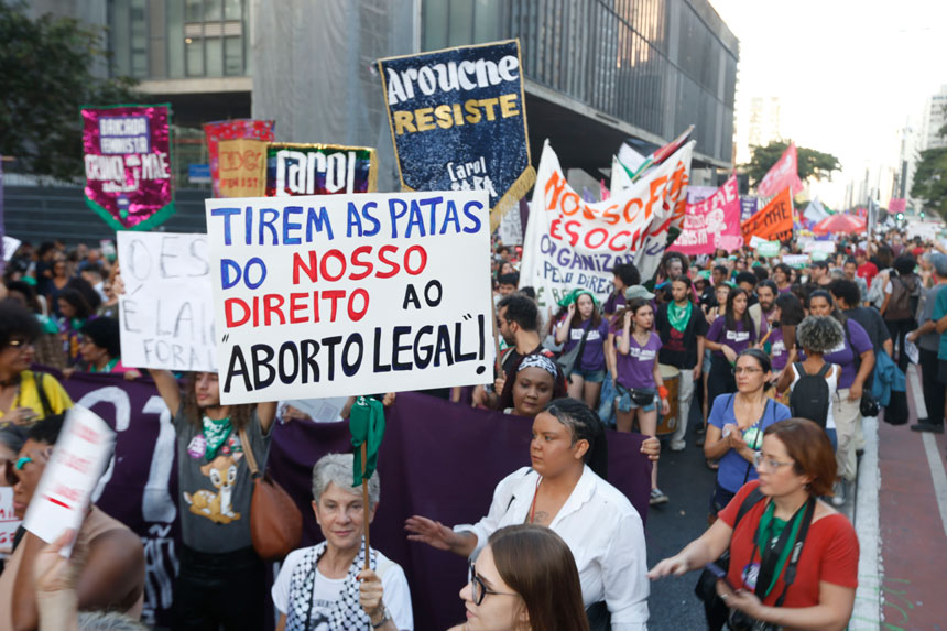 Pesquisa mostra que 64% dos brasileiros apoiam aborto legal