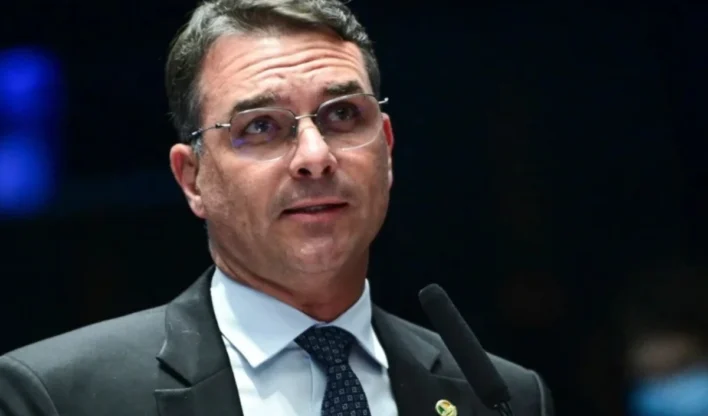 Defesa de Flávio quer caso Dark Horse com Mendonça no STF