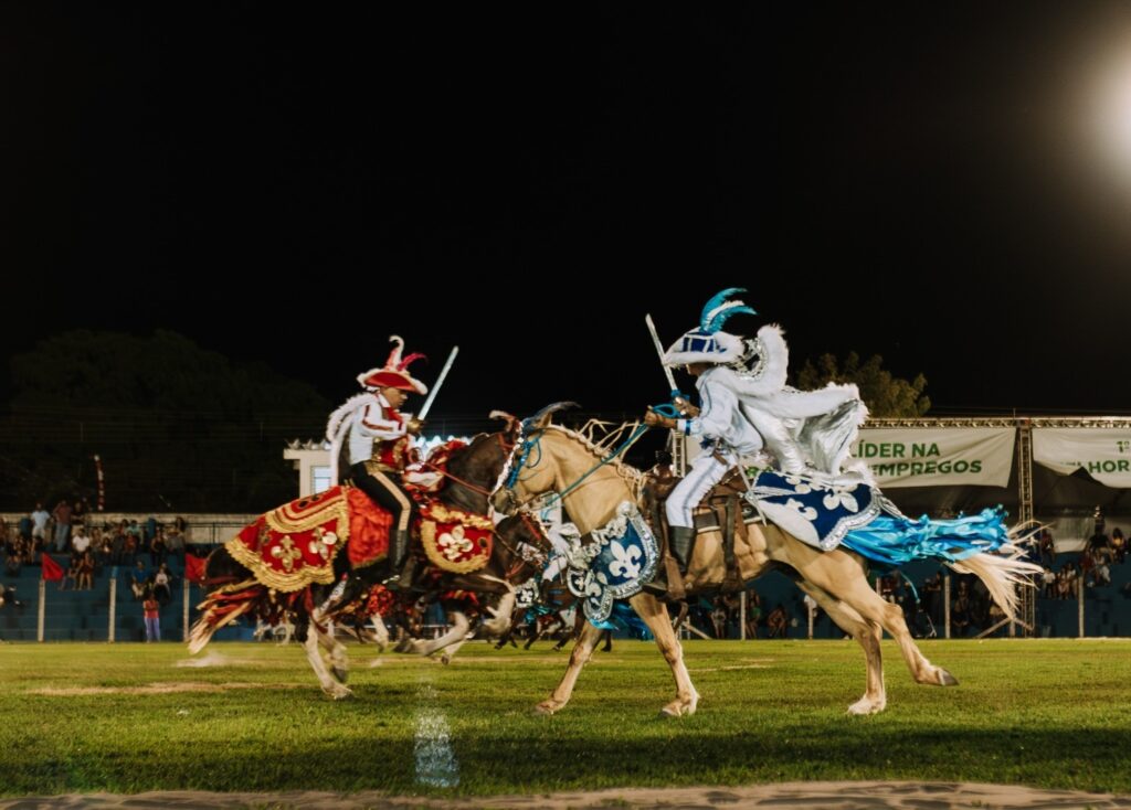 Cavalhadas de Corumbá de Goiás reúnem mouros e cristãos em tradição de quase 275 anos