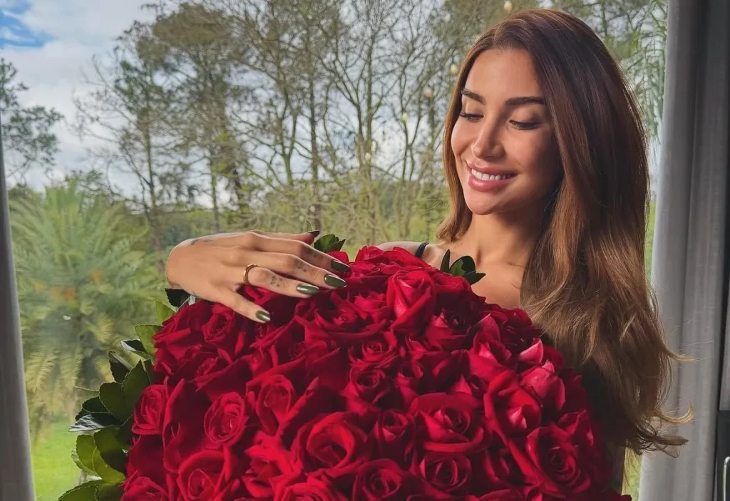 Bianca Andrade publica foto com anel e escreve “Eu disse sim”: “Vem casamento?”