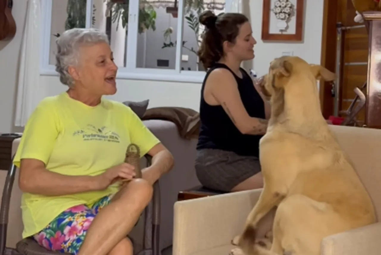 Cachorra Peggy viraliza ao entrar no coral da família e responder "au au" durante música