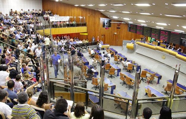 Goiânia pode multar empresas em R$ 5 mil por dia por fios soltos em postes