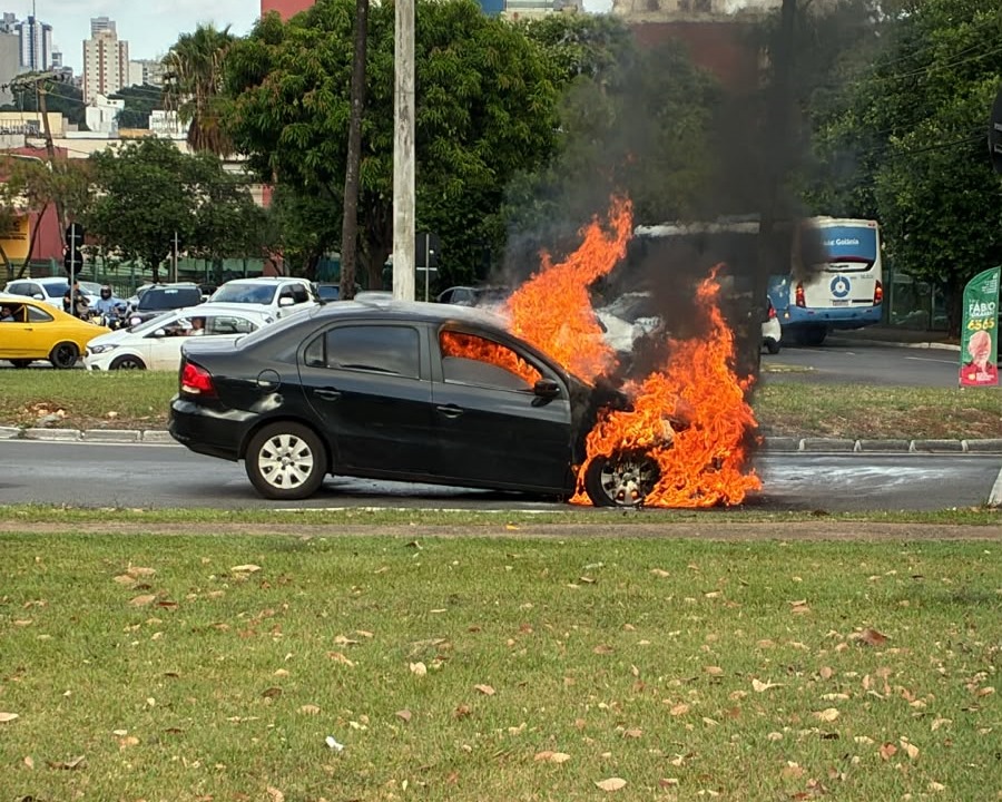 Carro pega fogo na Praça Universitária em Goiânia e motorista sai ileso