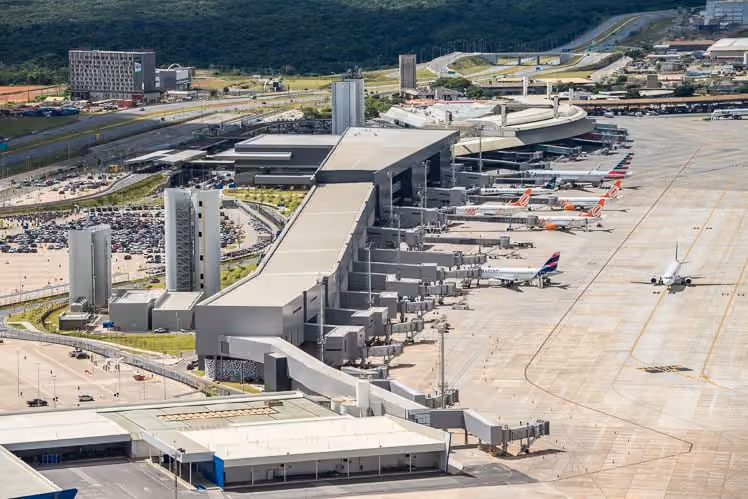 Buraco na pista de Confins cancela voos e causa atrasos