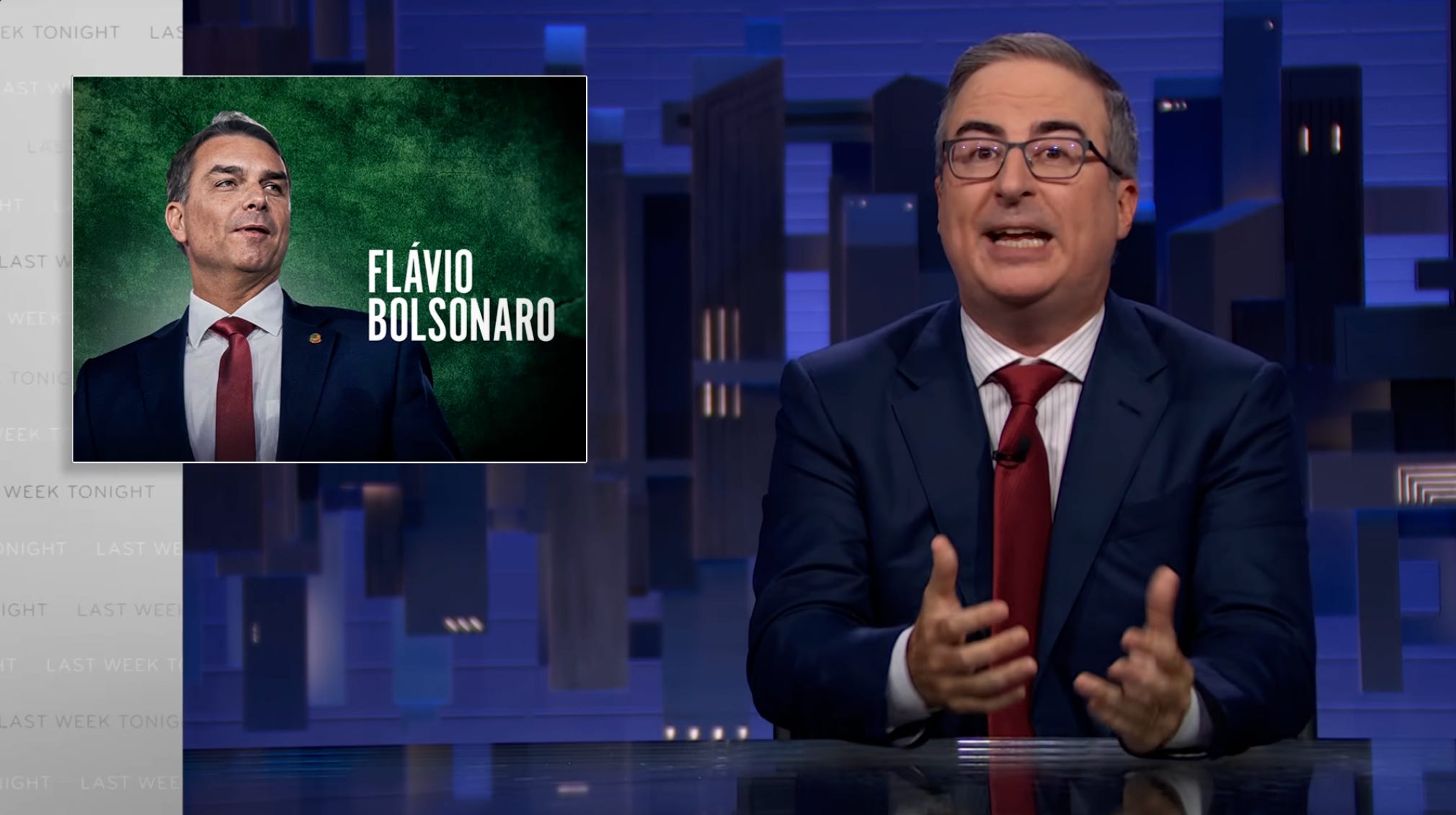 John Oliver chama Flávio Bolsonaro de "um bosta perigoso" em programa da HBO
