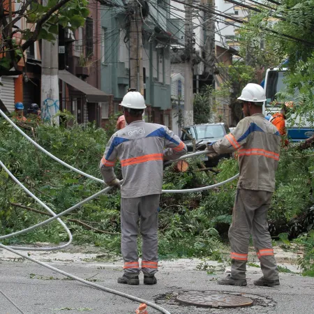 Rajadas de vento deixam milhares sem luz em São Paulo