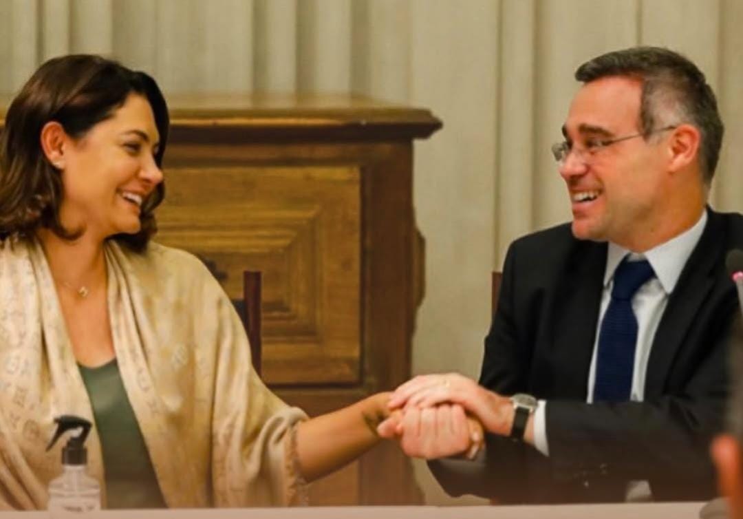 Michelle Bolsonaro apoia André Mendonça em meio à crise no STF